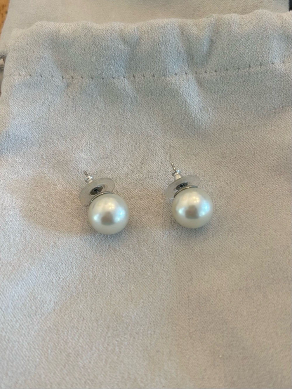 Classic Pearl Stud Earrings - White Pearlescent